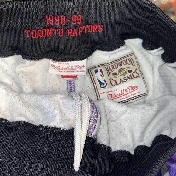 🔥🔥 Mitchell & Ness Toronto Raptors Shorts 🩳 - Picture 6 of 7